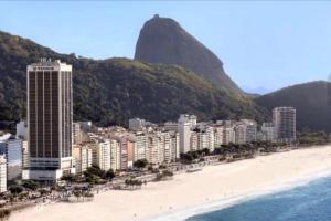 widok na plażę z budynkami i góry w obiekcie Copacabana Beach Amazing Lux 2 Bedroom Apartment w mieście Rio de Janeiro
