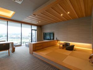 TV a/nebo společenská místnost v ubytování Hitoyoshi Onsen Nabeya