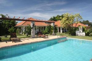 Bazén v ubytování Baan Chuengkao Resort nebo v jeho okolí