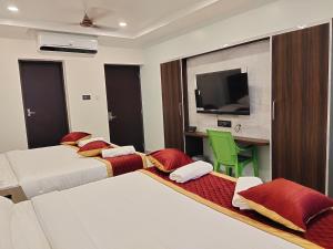 TV a/nebo společenská místnost v ubytování Santhi Residency