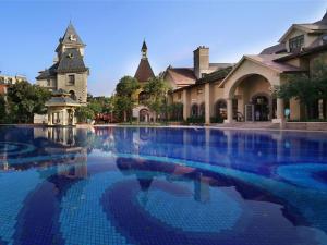 Bazén v ubytování Dragon Lake Princess Hotel nebo v jeho okolí