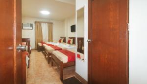 TV a/nebo společenská místnost v ubytování RedDoorz @ Plaza La Paz Iloilo City