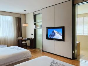 TV a/nebo společenská místnost v ubytování Dujiangyan Xinhua Haiyi Yulei Mountain Residence Hotel
