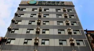 een hoog gebouw met airconditioning bij City Comfort Inn Nanning Shanglin Longhu Road in Shanglin