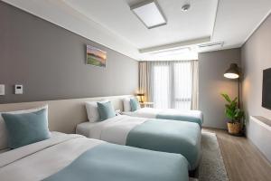 Postel nebo postele na pokoji v ubytování Sollago Myeongdong Hotel & Residence + 80 fotografií