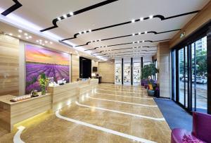 Ο χώρος του λόμπι ή της ρεσεψιόν στο Lavande Hotels·Qingyuan Jinbiwan