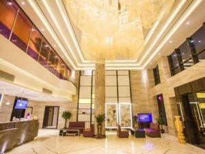 TV a/nebo společenská místnost v ubytování Lavande Hotel Zhaoqing government Dinghu Mountain Scenic Spot