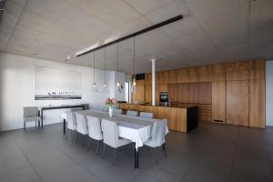 Η κουζίνα ή μικρή κουζίνα στο '22 Protea' - Luxury, Style and Elegance - Sleeps 12 in 6 En-suite Bedrooms