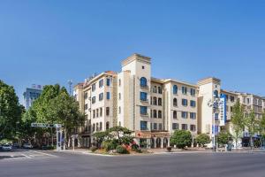 a large building on the corner of a street at JinJiang Inn Baoji Administra Tion Center in Baoji