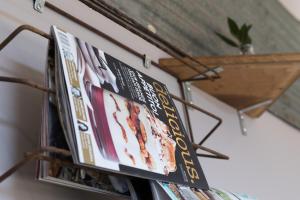 un estante de libros en una pared en The Old Mechanics, en Healesville