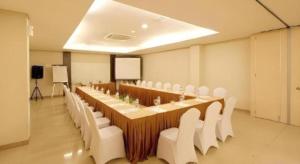 Konferenční prostory v ubytování Hotel Marlin Pekalongan Managed by Dafam + 172 fotografií