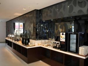 a kitchen with a counter with aasteryasteryasteryasteryasteryasteryasteryasteryastery at Jinjiang Inn Jinzhou Luoyang Road in Jinzhou