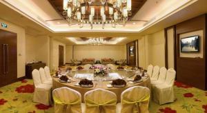 ein großes Esszimmer mit einem großen Tisch und Stühlen in der Unterkunft Guilin Grand Link Hotel in Guilin + 256 Fotos