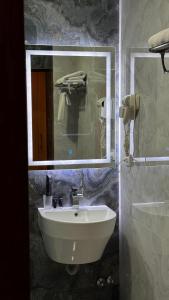 Ένα μπάνιο στο Hotel Elegant 2