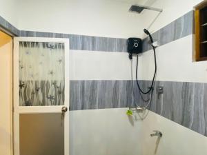 baño con ducha y una cámara en la pared en ML villa, en Ahangama 11 fotos más