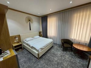 Ένα ή περισσότερα κρεβάτια σε δωμάτιο στο Hotel Elegant 2