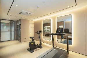 Habitación con gimnasio con cinta de correr y ordenador en JI Hotel Shanghai Daning Yichuan Road, en Shanghái