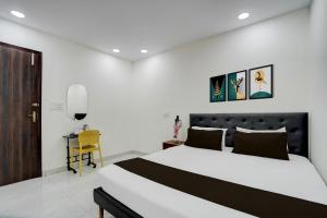 a bedroom with a large bed and a chair at Hotel Cashev & front of Paharganj Side Railway station in Jāmb