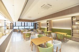 un comedor con mesas y sillas en JI Hotel Shanghai Daning Yichuan Road, en Shanghái