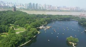 Luftblick auf einen See mit Booten in der Unterkunft 7 Days Inn·Zhuzhou Railway Station Gongxiao Plaza in Zhuzhou