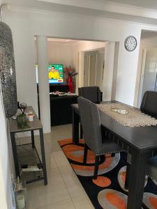 Cape TownUbuntu Guest House的带桌子的客厅和餐厅 更多2张照片