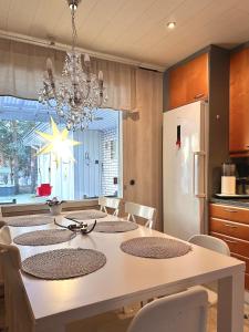 Η κουζίνα ή μικρή κουζίνα στο Cozy 4 bedroom house with sauna