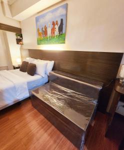 ein Zimmer mit zwei Betten und einem Tisch darin in der Unterkunft Tagaytay Condo Staycation- Taal-view with balcony in Iruhin