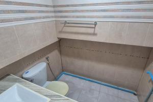 Phòng tắm tại Location, location, location- The Spot, Bang Saray +5 ảnh