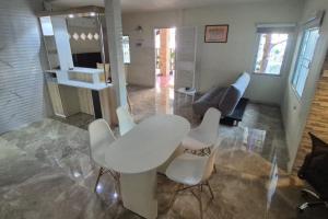 Khu vực ghế ngồi tại Location, location, location- The Spot, Bang Saray