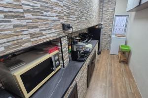 Nhà bếp/bếp nhỏ tại Location, location, location- The Spot, Bang Saray