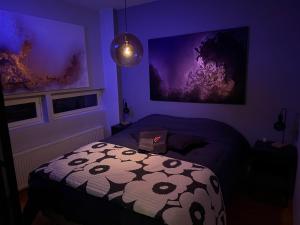 Ένα ή περισσότερα κρεβάτια σε δωμάτιο στο Kraatterin Helmi Suite +58 φωτογραφίες