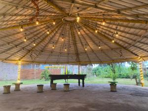 ein Klavier unter einem großen Zelt mit Lichtern in der Unterkunft Nature lover resort villas in Sonīpat