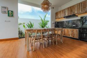 eine Küche mit Tisch und Stühlen in einem Zimmer in der Unterkunft The Lavana Hi Inn GWK in Uluwatu
