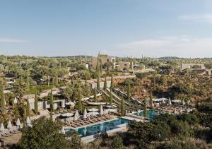 eine Luftaufnahme eines Resorts mit Swimmingpool in der Unterkunft Akra Didim Resort & SPA in Didim + 94 Fotos