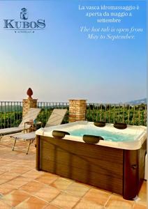 una vasca idromassaggio situata in cima a un patio di Kubos Agrirelais a Torrenova