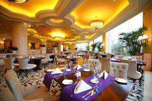 Un restaurante con mesas y sillas en una sala. en Country Garden Phoenix Hotel Changsha, en Xingsha