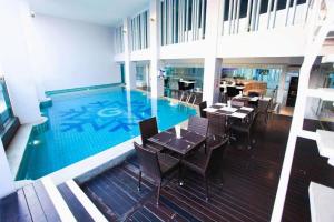 Bazén v ubytování Glacier Hotel Khon Kaen nebo v jeho okolí