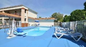 Bazén v ubytování Days Inn by Wyndham St. Charles IL nebo v jeho okolí