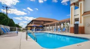 Bazén v ubytování Days Inn by Wyndham St. Charles IL nebo v jeho okolí