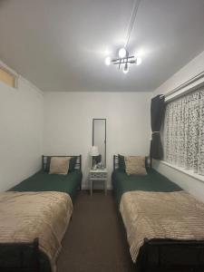 Ένα ή περισσότερα κρεβάτια σε δωμάτιο στο Ty Cwmbwrla