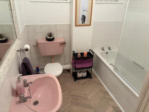 Ένα μπάνιο στο Ty Cwmbwrla