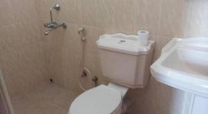 un bagno con un water e un lavandino di Dads Holiday Home a Gongawala