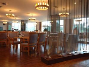 Restaurace v ubytování The Century Seaview Hotel
