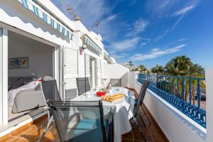 莫哈卡尔Zahories Córner Mojácar sea views的别墅阳台的桌子