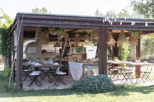 un patio con tavoli e sedie in un cortile di Borgo Del Tempo Ritrovato - Luxury Relais in Puglia a Ostuni Altre 279 foto