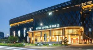 安順市にあるGuizhou AUWI HOTELの側面に看板がある大きな建物