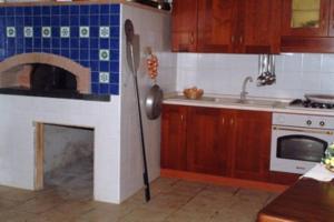 eine Küche mit einem Herd und einem Kamin in der Unterkunft Casa Giordano in Tramonti