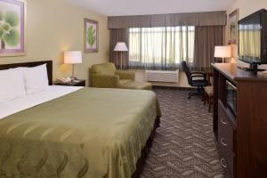 a hotel room with a bed and a television at Quality Inn & Suites Montebello - Los Angeles in Montebello +36 photos