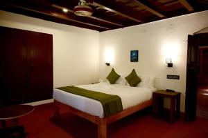 un dormitorio con una cama grande en una habitación en Coorg Mystere Luxury Home Stay, en Madikeri