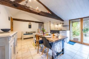 Kuchyň nebo kuchyňský kout v ubytování Gite à La Ferme